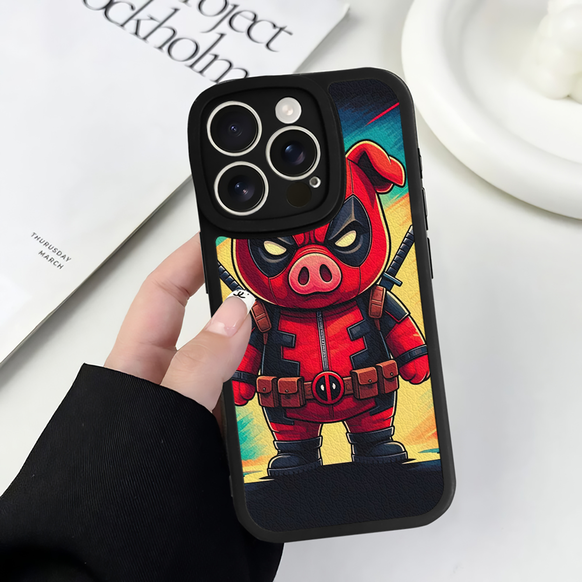 （画像用） Deadpool デッドプール 【iPhone 16シリーズ対応】シリコンスマホケース（レザー調） 材質：シリコン